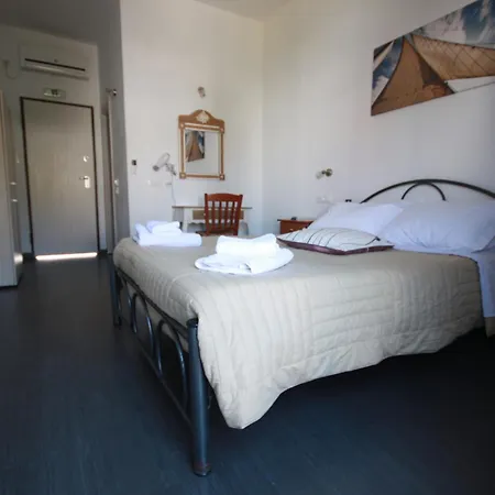 Cyclades מלון דירות 4*